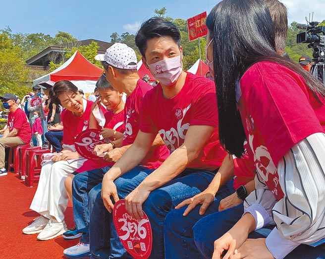 國民黨立委蔣萬安（右二）和台北市副市長黃珊珊（右五）19日在台北市立動物園參加「336愛奇兒家庭日」活動，兩人未有太多互動。（游念育攝）