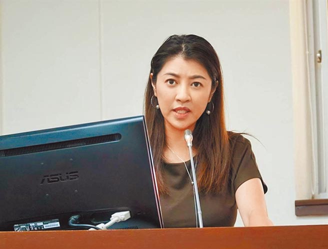 国民党立委许淑华参选南投县长，将对上民进党行政院中部联合服务中心执行长蔡培慧。（图片取自许淑华脸书）