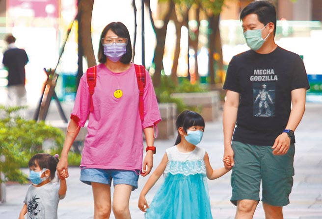 育嬰假以天計還是以小時計算，攸關勞工權益。圖為民眾帶著小孩一起出遊。（資料照片）