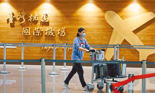 新冠肺炎疫情重创旅宿业，政府推出「旅馆业转作社会住宅方案」。图为桃园机场第二航厦旅客出境。（范扬光摄）（图中非新闻当事人）