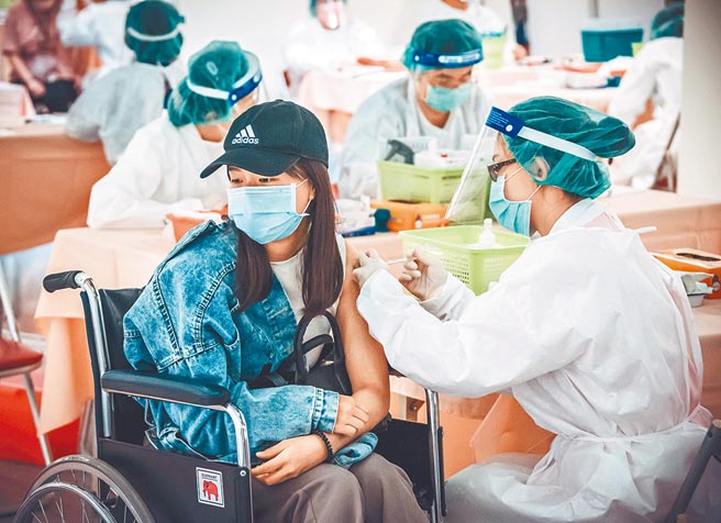 民眾党表示，推出预防接种受害救济，才能有效拉高疫苗接种率。图为民眾接种疫苗。（本报资料照片）