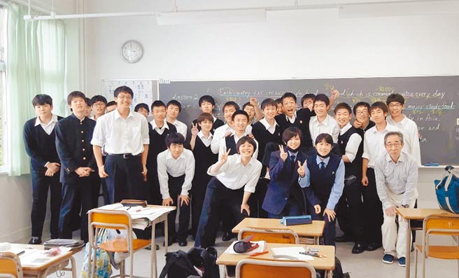 教育部辅导的台湾国际教育旅行联盟2.0则说，已规画年底由师长团先到日本及韩国探勘，盼明年初学生教育旅行可成行。图为彰化秀水高工学生赴日本横滨高校交流。（教育部提供／林志成台北传真）