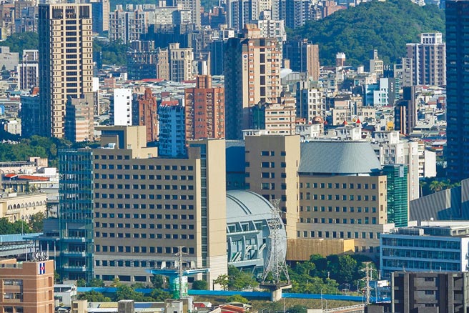 央行日前升息1码，商总主席、乡林集团董事长赖正镒预期房市交易量会紧缩1成左右。图为台北市士林区一带房屋。（本报资料照片）