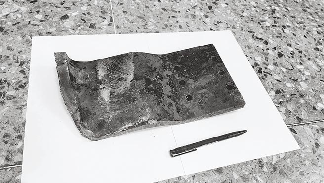 62岁李姓女教师台88线遇死劫，警方研判，5公斤重的铁片可能是从大车掉落后，再遭其他车辆辗过而喷飞。（警方提供／谢佳潾屏东传真）