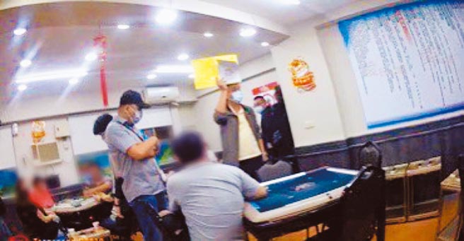 阿宗麵线楼上暗藏麻将赌场，警方乔装食客监控查缉。（万华分局提供）