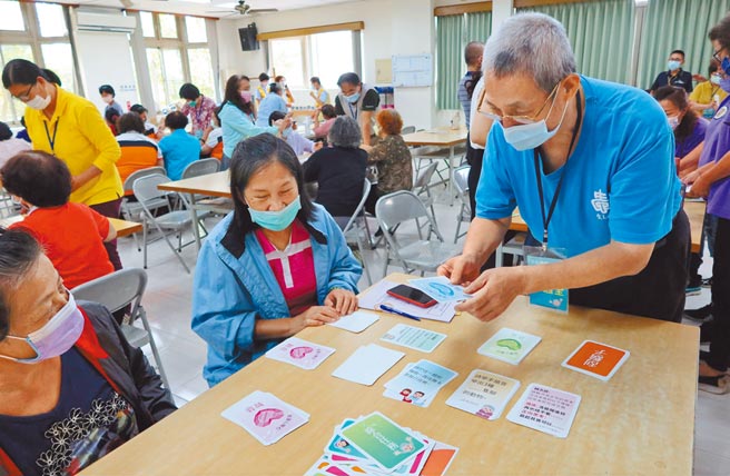 疫情期间老人家减少出门，缺乏日光刺激和人际互动之下，睡眠及身心问题恐加剧。图为长者与志工一同体验桌游 。（董氏基金会提供）