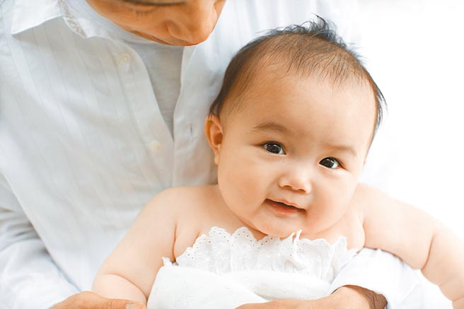 儿科医师建议，新生儿筛检无论公费自费都可做。（赛诺菲提供）