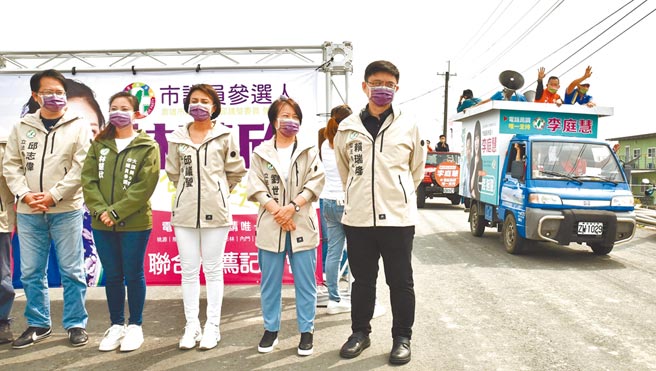 民进党高雄市大旗美市议员参选人李庭慧的车队经过美浓区造势会场，同党市议员参选人林慧欣（左二）与在场立委赖瑞隆（右起）、刘世芳、邱议莹与邱志伟表情僵硬。（林瑞益摄）