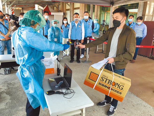 金门县府争取「小三通」专案復航，日前在水头码头演练防疫和通关作业。（李金生摄）