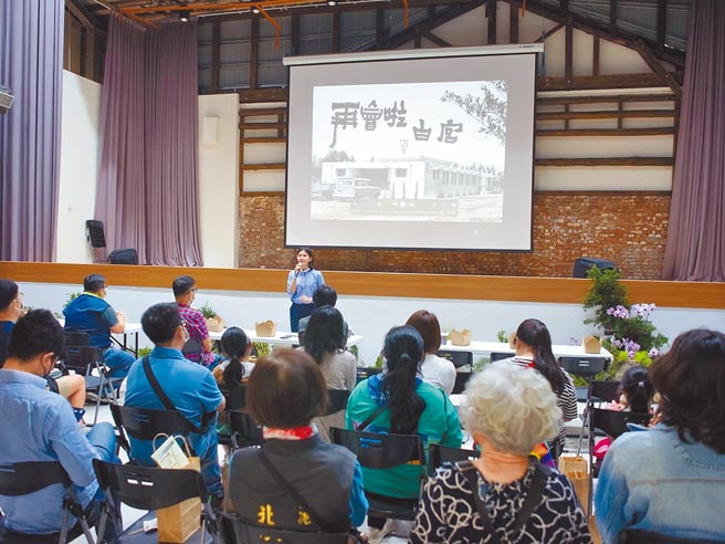 雲林縣北港鎮大復戲院播放《再會啦！白宮》紀錄片，訴說台、美醫學研究歷史。（張朝欣攝）