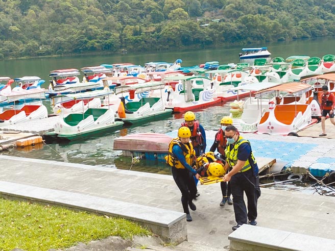 花莲寿丰乡鲤鱼潭各船艇业者与纵管处、航港局东部航务中心等单位签署互助意向书，共同协助船难救援、防范船污扩散等处理，维护水域安全。（纵管处提供／王志伟花莲传真）