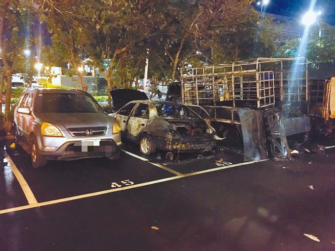 杨姓女子引发火烧车，火势殃及其他3辆车。（民眾提供／王扬杰新北传真）