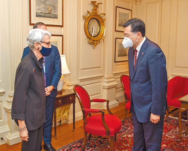 中美元首习拜会18日举行，同日中国驻美大使秦刚也拜会了美国副国务卿雪蔓。图为二人去年8月在华府首次会晤。（摘自雪蔓推特）