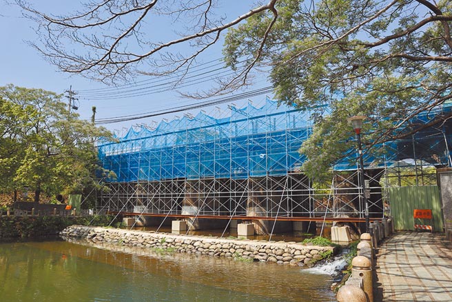 關西鎮東安古橋修繕工程延宕，原訂年初完工卻遲遲未能整修完畢，引起地方民怨。（邱立雅攝）