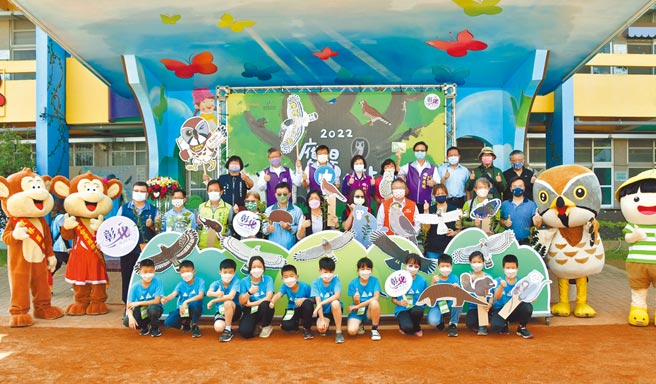 灰面鵟鹰年年过境八卦山，数量多达2、3万只，「鹰扬八卦」已成彰化生态观光品牌，今年活动主场在芬园乡文德国小举办，大、小朋友赏鹰嗨翻。（吴敏菁摄）