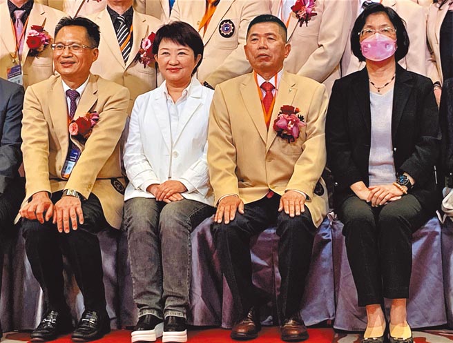 磐石会19日举第24、25届会长交接，台中市长卢秀燕（左二）、彰化县长王惠美（右）到场卖力招商。（卢金足摄）