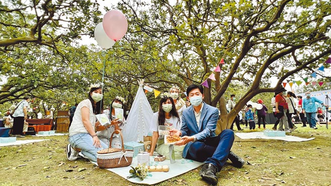 台南市政府文化局长叶泽山（右一）说，每年藉由举办柚花艺术节，将「柚花经济」效益发挥极致。（张毓翎摄）