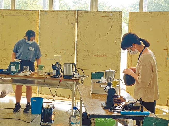 嘉义大学兰潭校区举办台湾中南区手冲咖啡交流赛，选手专注冲咖啡。（廖素慧摄）