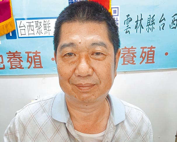 行销云林县台西乡文蛤，「台西文蛤王」李宗灿推出文蛤虾肉水饺。（张朝欣摄）