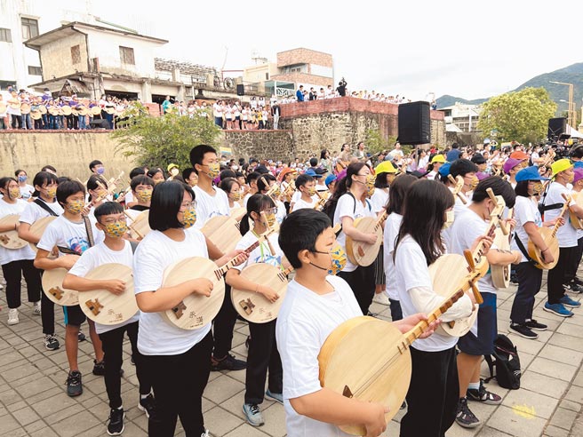 恆春半島歌謠祭重頭戲「半島火花」19日經典登場，藝人小嫻、傳藝師與學生站上西門古城，千人傳唱《守牛調》、《半島風聲相放伴》。（謝佳潾攝）