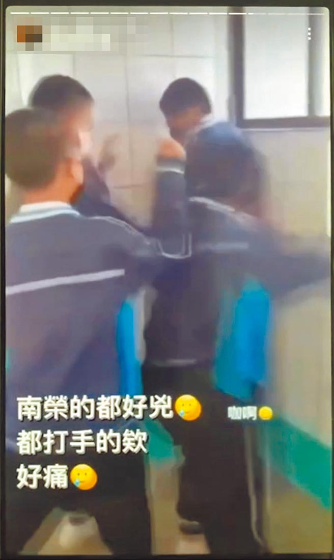 網路社群傳出一段疑似校園霸凌影片，影片中可見3名男學生圍毆1名男學生。（翻攝畫面／謝佳潾屏東傳真）