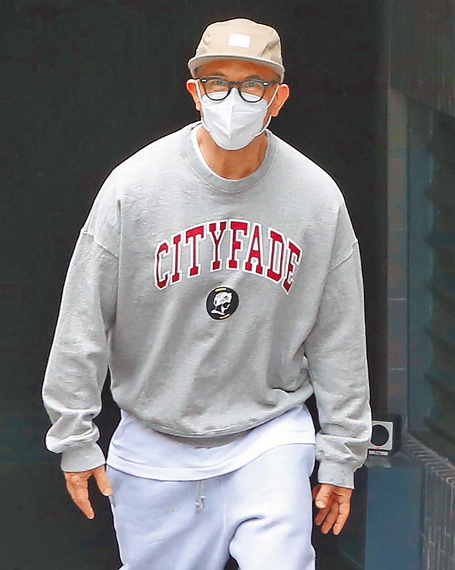 具俊晔昨一身潮大叔装扮现身，笑容满面向守候的媒体致意。（赵双杰摄）