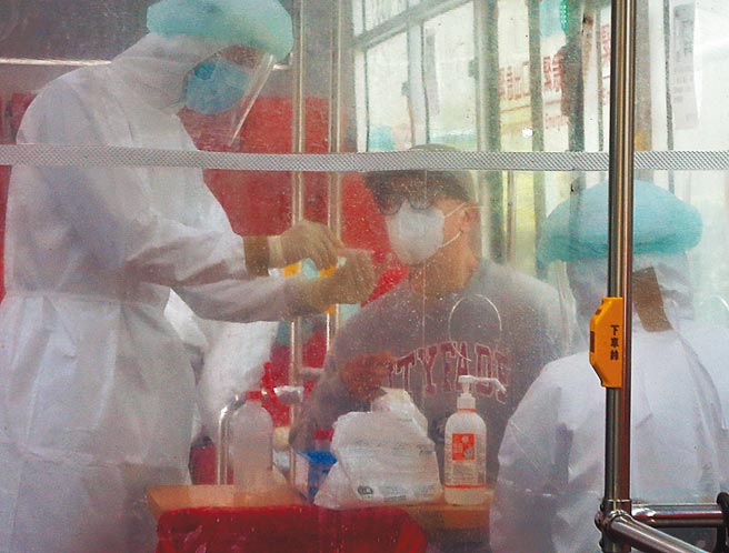 具俊晔昨接受出关前最后一次PCR检测。（赵双杰摄）