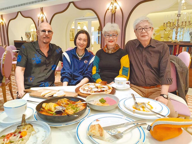 薛智伟（左起）、坣娜、高爱伦与夫婿吴定南日前聚会。（高爱伦摄）