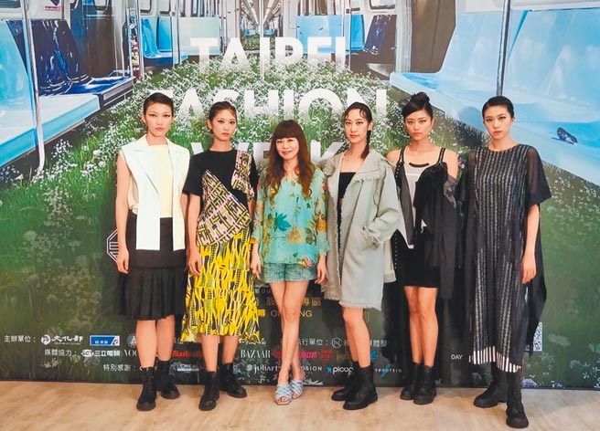 时尚CEO、礼客董事长温筱鸿（左三）在礼客Outlet的「永续时尚设计师专区」开幕当天，穿上了以新旧品混搭的台湾设计师服饰，亲自展现永续时尚的精神。（礼客Outlet提供）