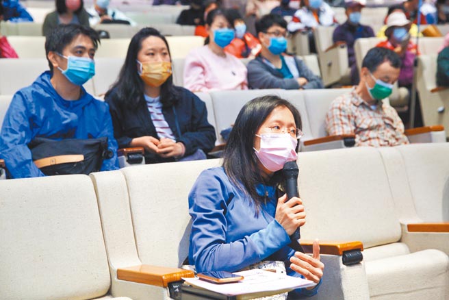 讲座现场提问，民眾热烈参与。（张铠乙摄）