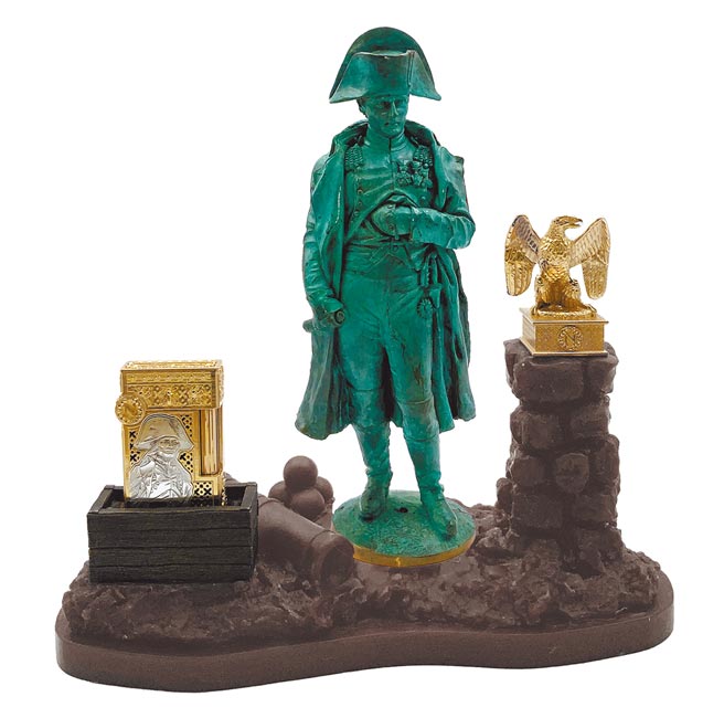 拿破崙高級訂製打火機限量套組。（S.T. Dupont提供）