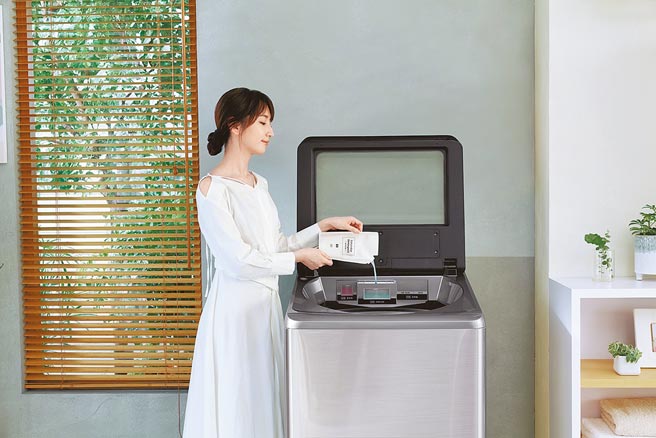 Panasonic直立式洗衣机（见图），不只洗净衣物，还能让衣物拥有抗菌力！（Panasonic提供）