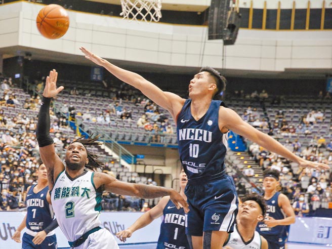 UBA大专篮球联赛19日举行4强决赛，政大王凯裕（右）夺下全场最高16分，带领政大进军冠军战。（杜宜谙摄）