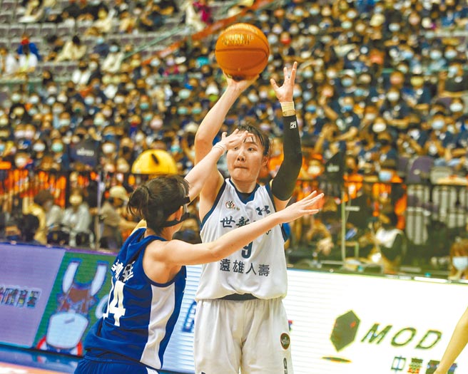 世新許玟瑄（右）出場29分鐘攻下整場最高16分。（杜宜諳攝）