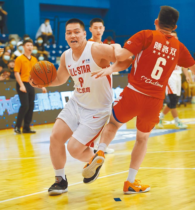 史鲁齐（左）入选U18男篮代表队。（高中体总提供）