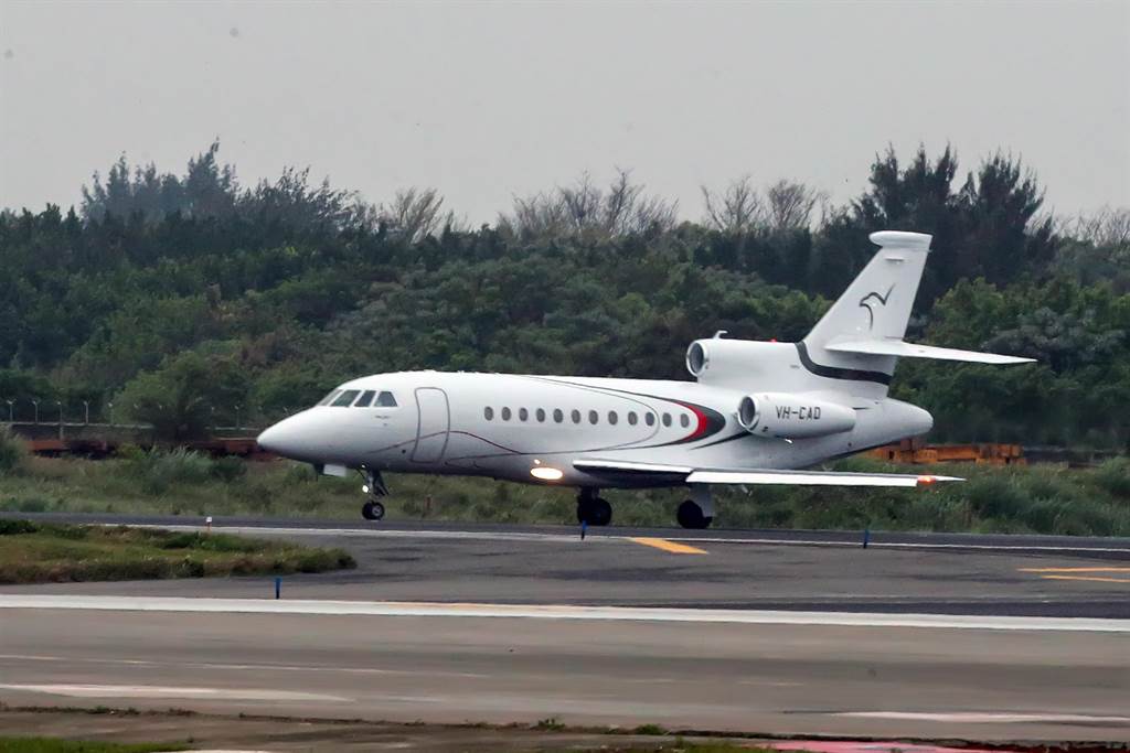 馬紹爾群島共和國總統柯布亞（David Kabua）伉儷一行人搭乘的包機，於21日下午5時39分降落於桃園國際機場，停靠C1停機坪。（陳麒全攝）