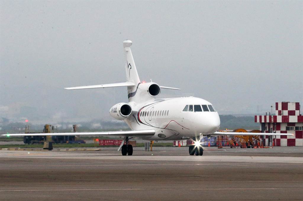 馬紹爾群島共和國總統柯布亞（David Kabua）伉儷一行人搭乘的包機，於21日下午5時39分降落於桃園國際機場，停靠C1停機坪。（陳麒全攝）