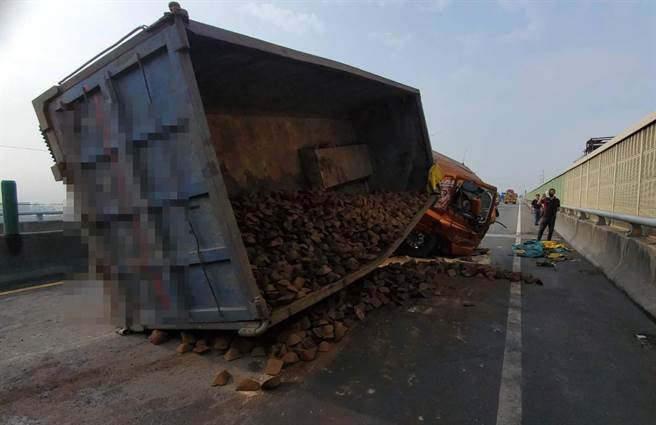 一辆载铸铁块的营曳引车，今天上午行经西滨快速道路南下梧栖段时，疑因天雨路滑及及重心不稳造成翻覆，真正肇事原因由警方调查中。（民眾提供）