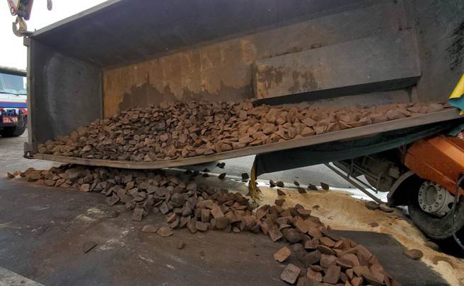 一辆载铸铁块的营曳引车，今天上午行经西滨快速道路南下梧栖段时，疑因天雨路滑及及重心不稳造成翻覆，真正肇事原因由警方调查中。（民眾提供）