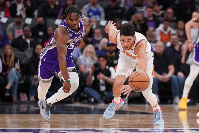 戴文布克(右)跟达米昂米契尔激烈争抢掉球。(路透)