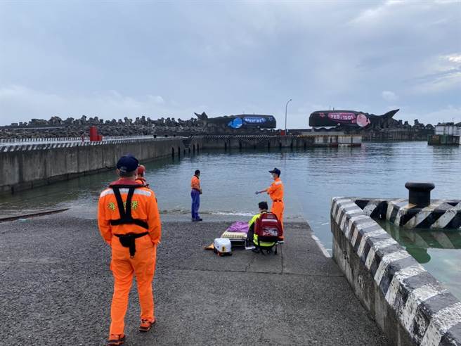 一名男钓客穿着救生衣今（21日）清晨6时17分，被发现在新北市贡寮区龙洞岬湾海岸边载浮载沉。（翻摄）