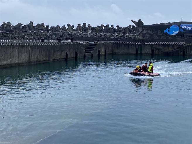 一名男钓客穿着救生衣今（21日）清晨6时17分，被发现在新北市贡寮区龙洞岬湾海岸边载浮载沉。（翻摄）