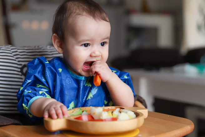 周筠在影片中提到要让孩子尝试「BLW（Baby-led weaning，一种喂食方式）」，遭网友指正「这不是BLW」。(示意图／shutterstock)