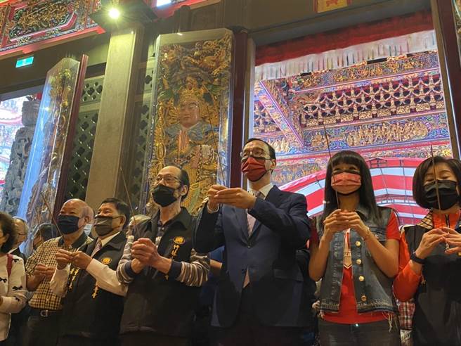 國民黨主席朱立倫今（21日）上午前往新北市竹林山觀音寺參拜。（朱立倫辦公室提供）