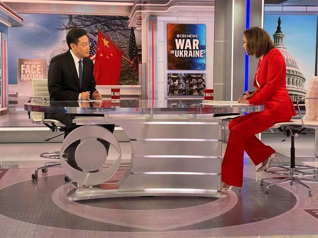 中國駐美國大使秦剛（左）於美國時間20日接受美國哥倫比亞廣播公司（CBS）「面對全國」（FACE THE NATION）節目的直播採訪。（圖／中國駐美大使館網站）