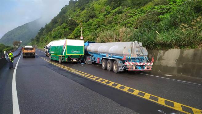 42岁黄姓男子驾驶大货车今（21日）上午7时许，行经新北市贡寮区台2线110.5公里处，疑因超车跨越对向车道，造成对向2辆曳引车、1辆大货车追撞。（翻摄画面）