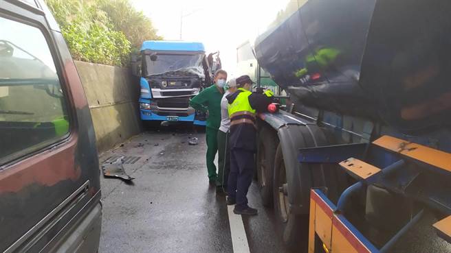 42岁黄姓男子驾驶大货车今（21日）上午7时许，行经新北市贡寮区台2线110.5公里处，疑因超车跨越对向车道，造成对向2辆曳引车、1辆大货车追撞。（翻摄画面）