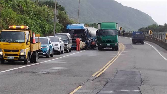 42岁黄姓男子驾驶大货车今（21日）上午7时许，行经新北市贡寮区台2线110.5公里处，疑因超车跨越对向车道，造成对向2辆曳引车、1辆大货车追撞。（翻摄画面）