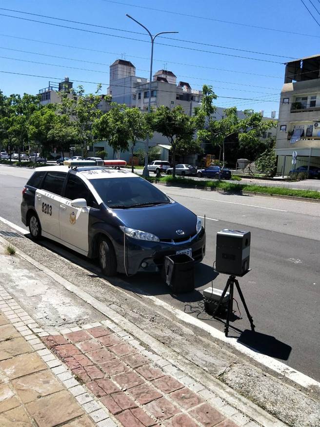 台中市警察局统计去年移动式测速照相举发达32万6182件，与前年同期相比增加19万6490件，暴增151.5％。（民眾提供／卢金足台中传真）