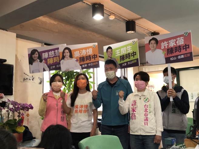 北市议员陈慈慧、吴沛忆、王闵生、许家蓓拱陈时中当母鸡。(杨亚璇摄)
